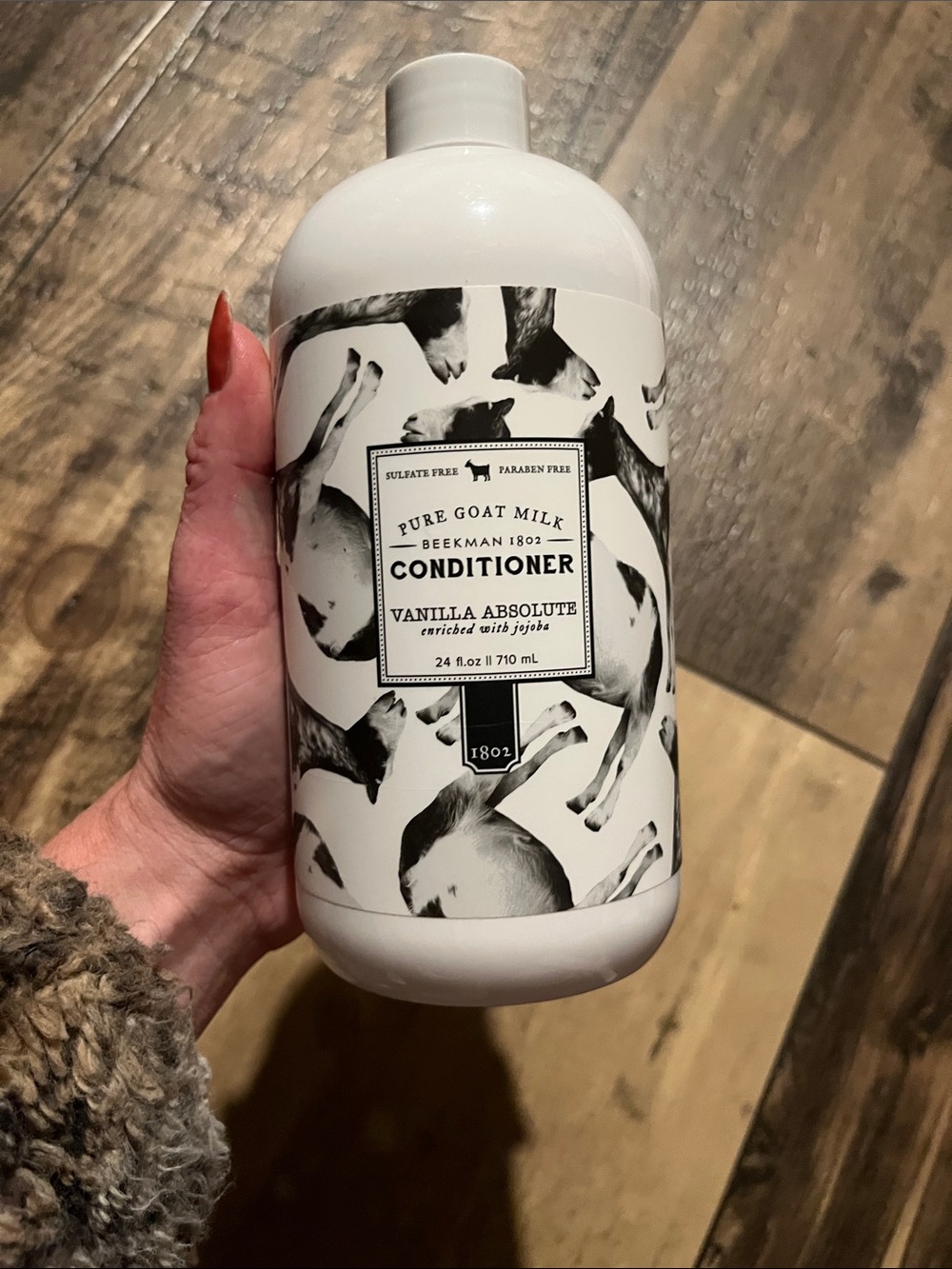 Beekman 1802 Conditioner Bottle - White and Black
